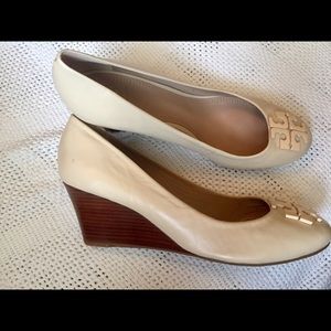 Tory Burch Chelsea Wedge Medallion Pump